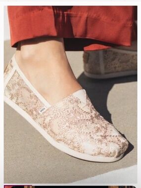 NWT TOMS Alpargata Natural Metallic Hibiscus Floral Lace Shoes